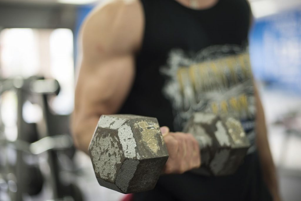 Guy lifting dumbbells