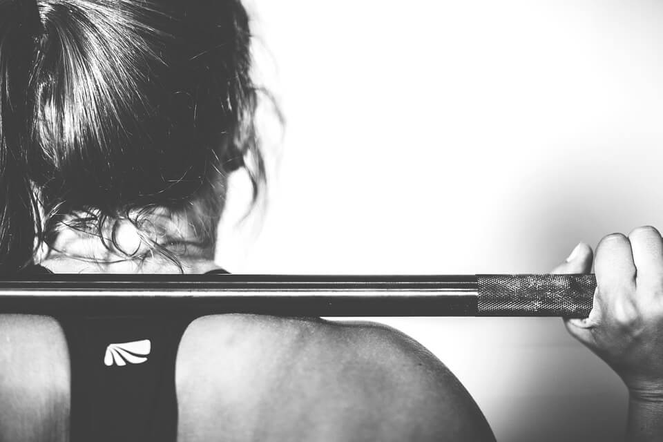 women lifting weights