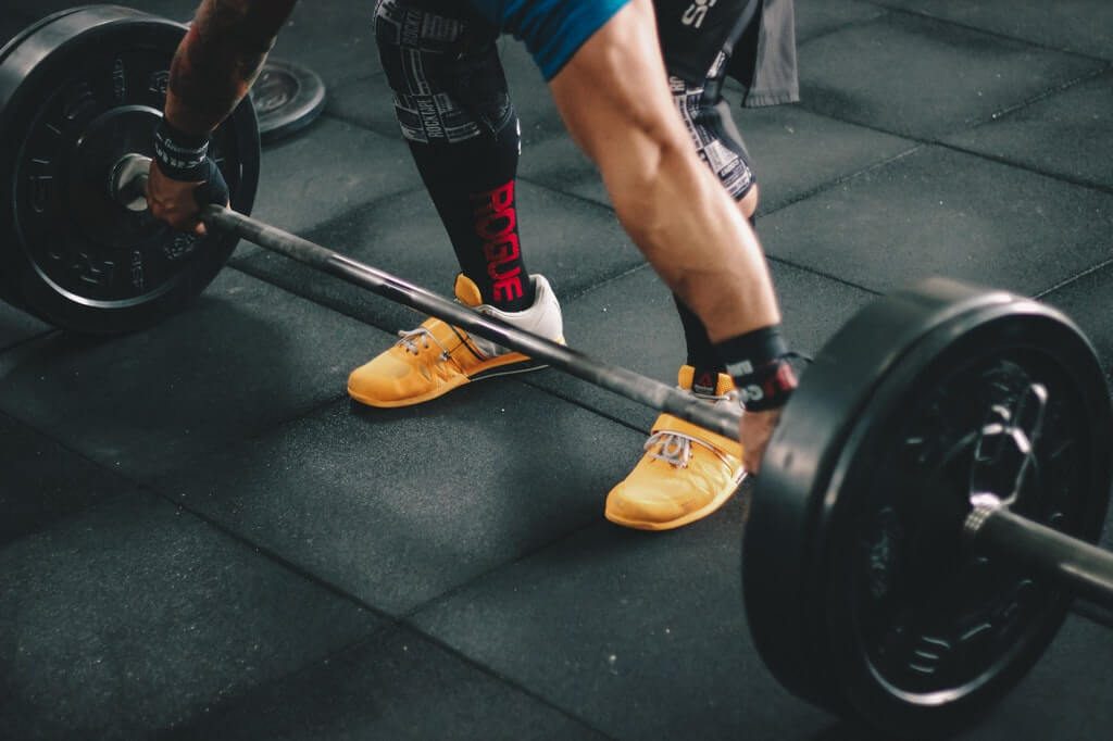 Weightlifter using recovery floss band