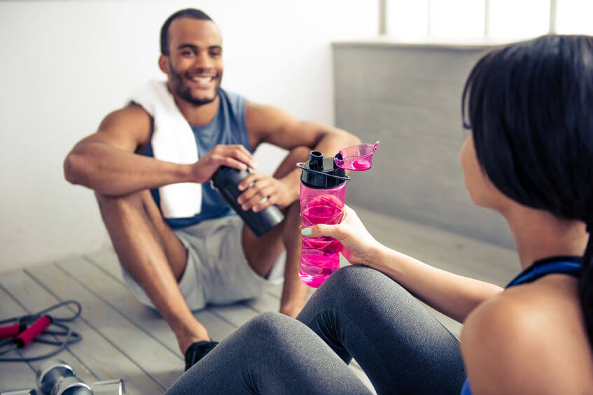 couple in gym is drinking natural pre-workout drink