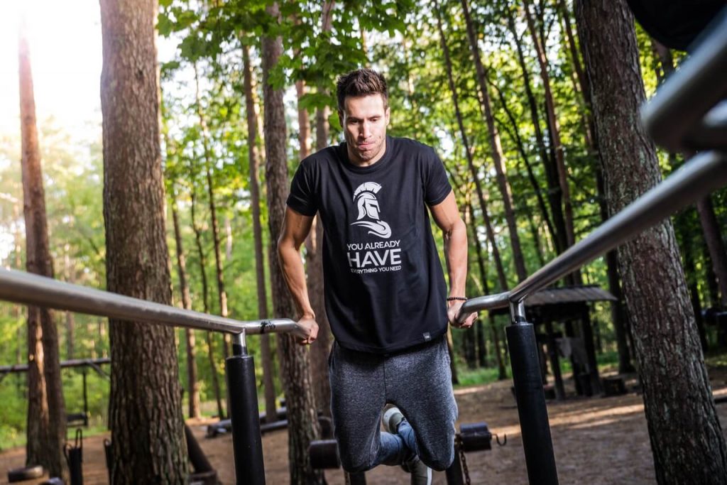 man doing calisthenics workout