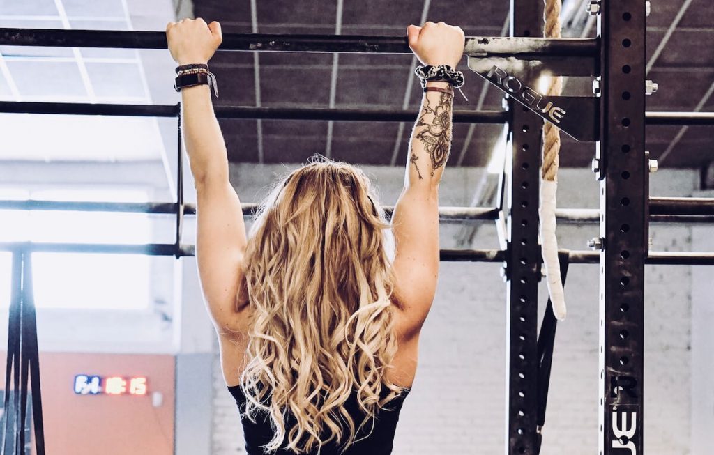 girl doing pull ups