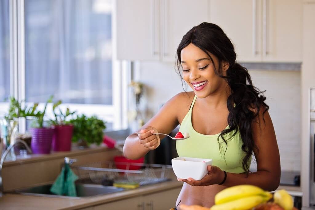 woman eating healthy breakfast