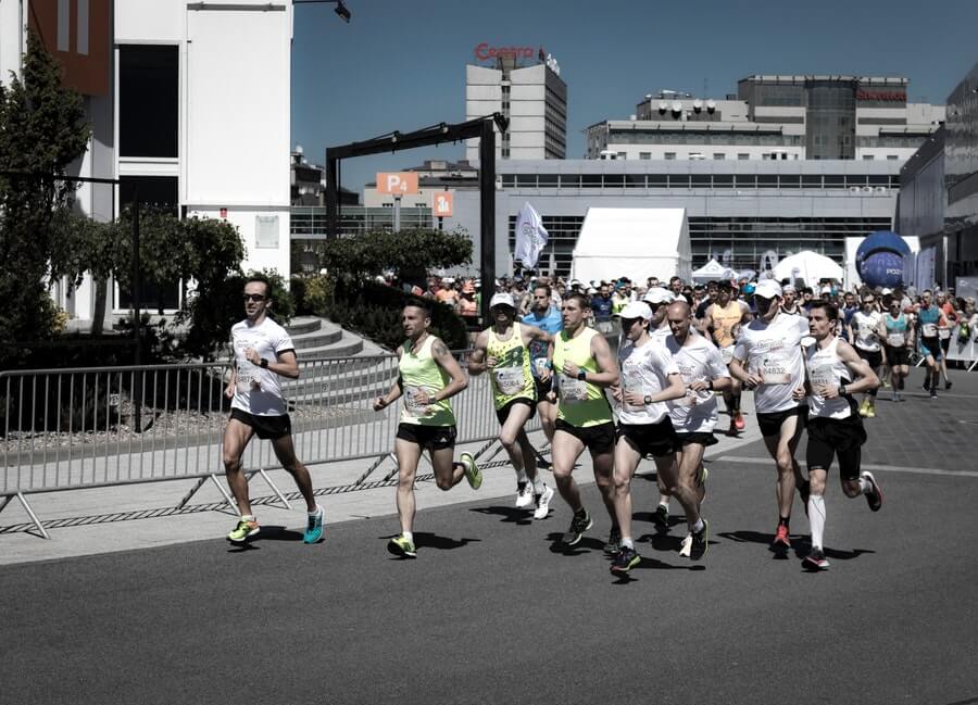 people running a marathon